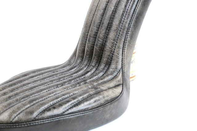 クラックレザー : スタンダード コブラシート［縦タック&ロール]　(CSC03) ¥