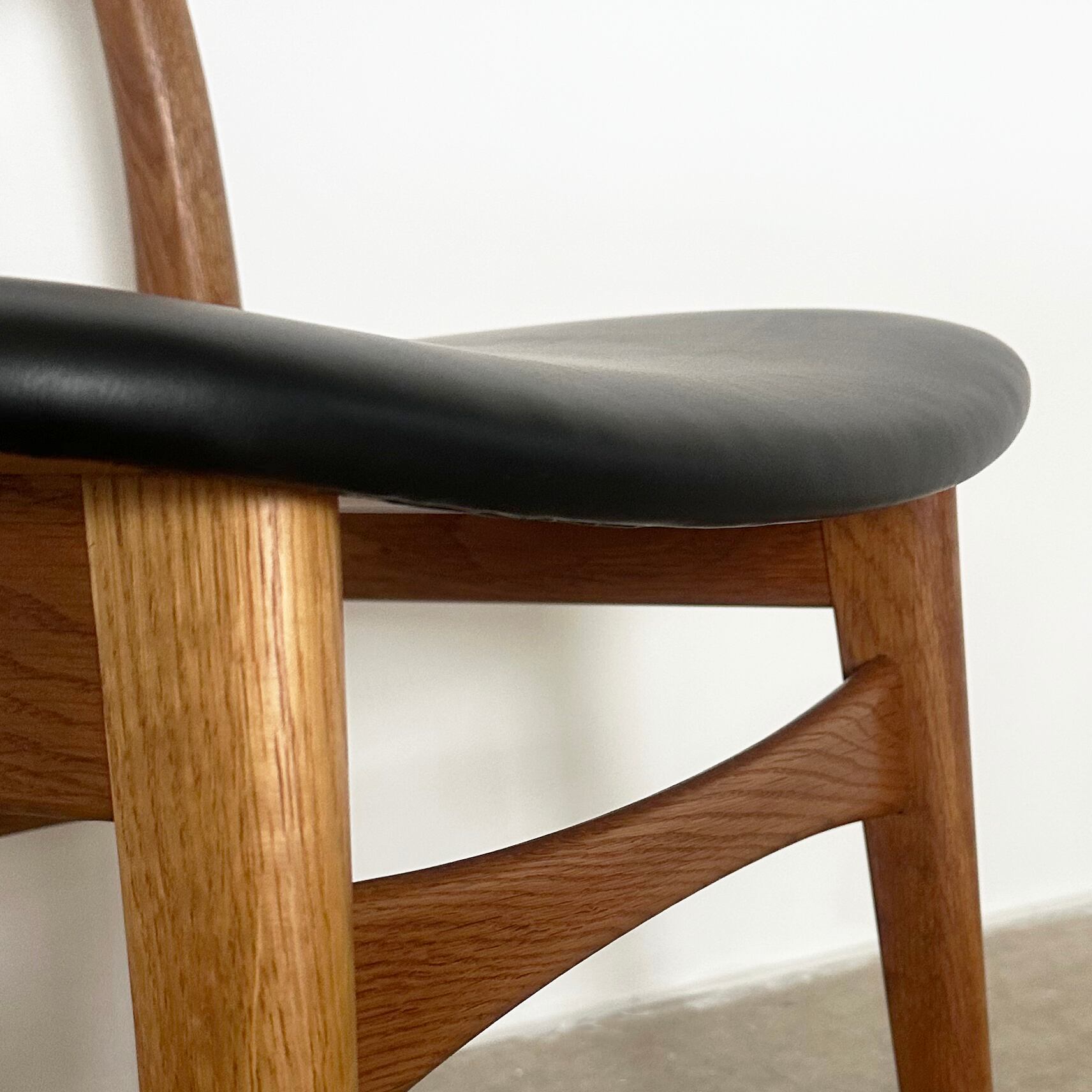 Dining chair CH-30 by Hans J Wegner for Carl Hansen & Son /CH058-4