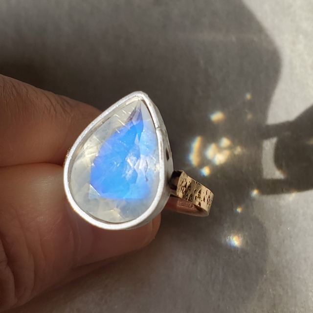 【光の輪】ホワイトラブラドライトのリング