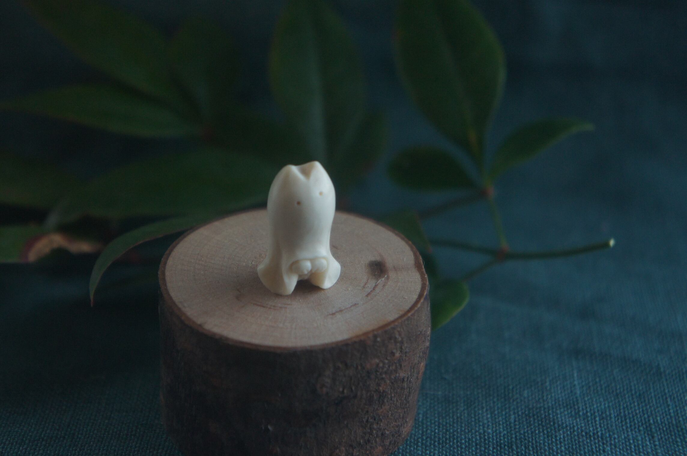 鹿角彫刻「兎角亀毛」猫にのっとられたおばけ【9】 | deer bone 