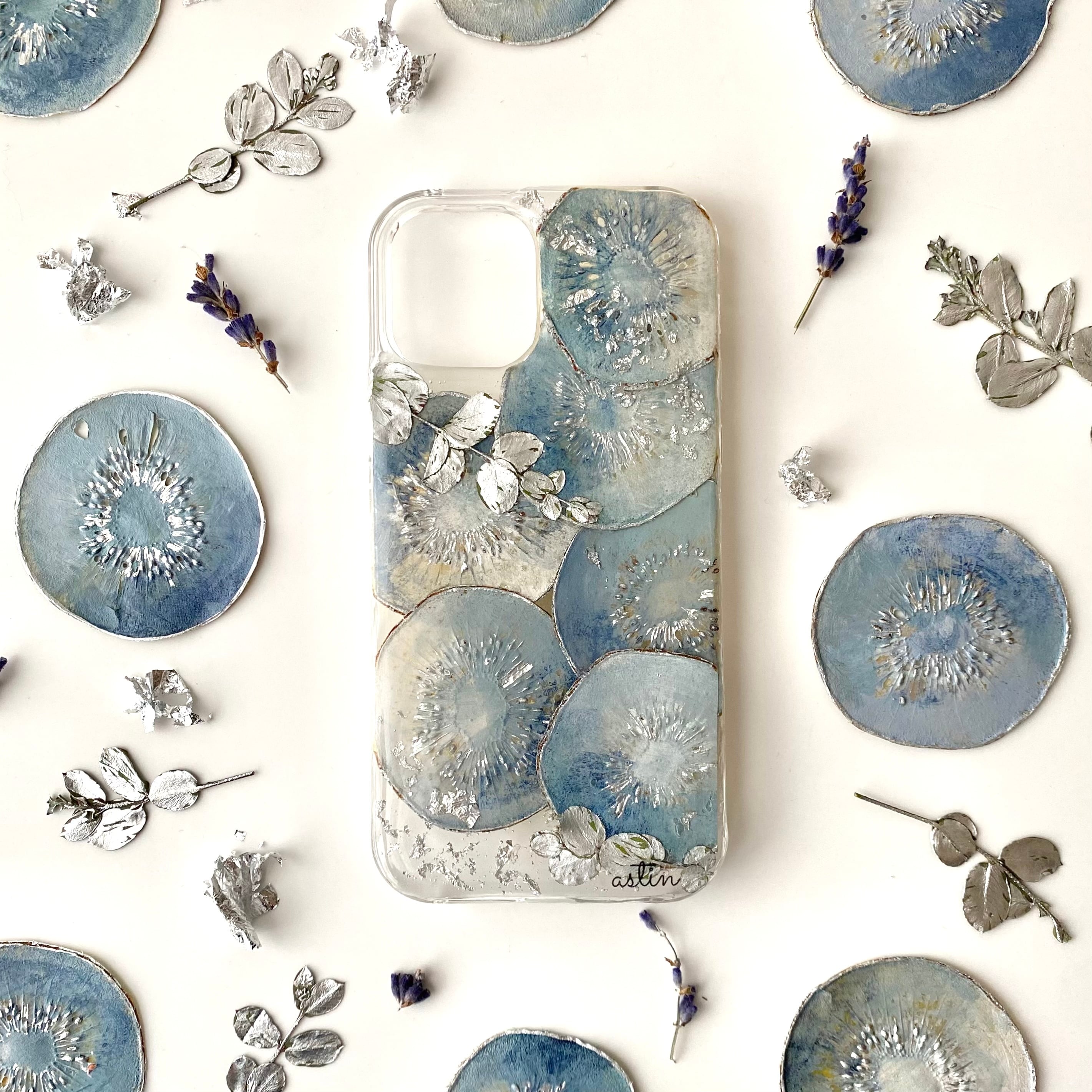 83.異世界転生したキウイ のスマホケース | astin muhler | 押し花