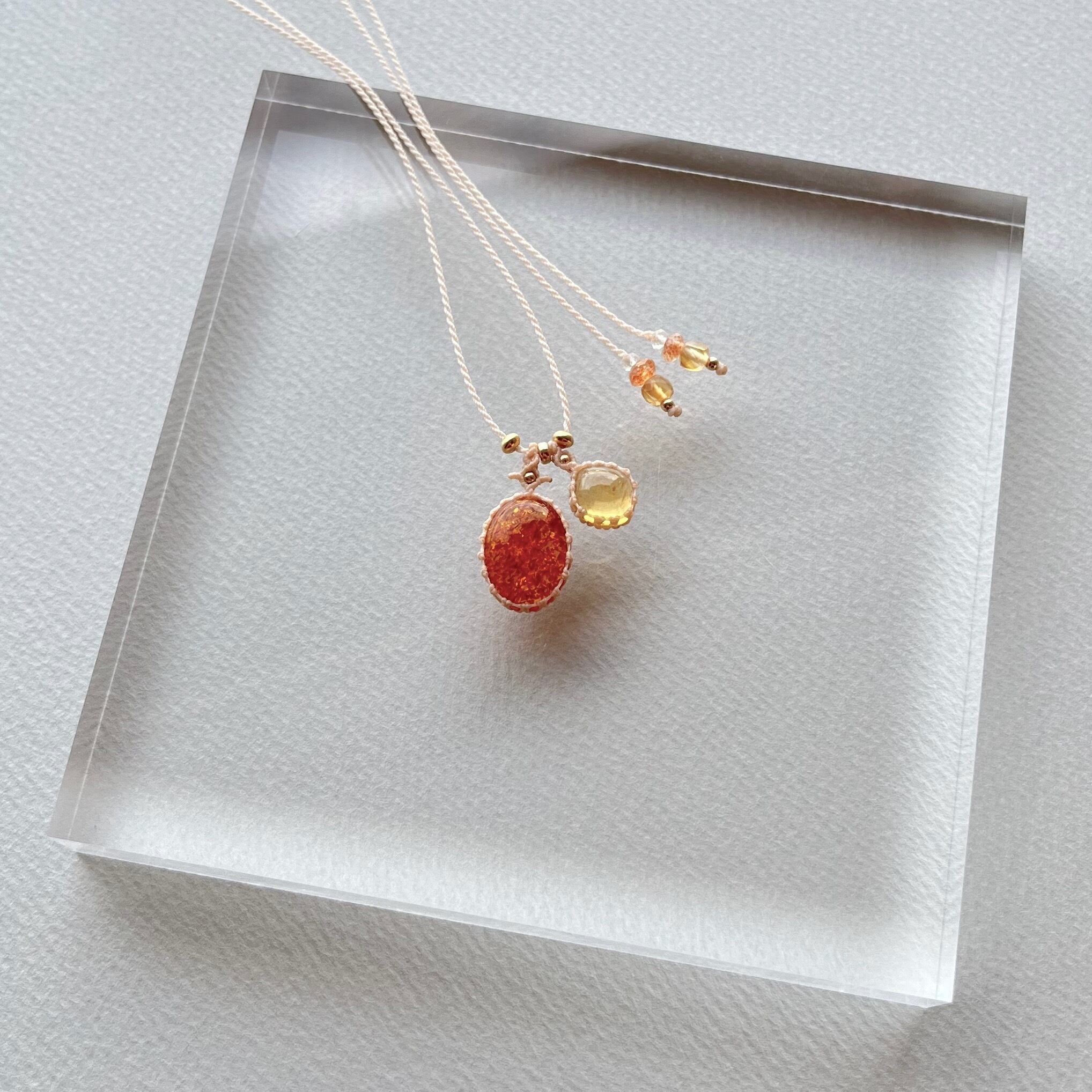 ♡アベンチュリン、レッドアンバー、フローライトなどマクラメ編みネックレス バルティックアンバーとシトリンのマクラメ編み 天然石ネックレス