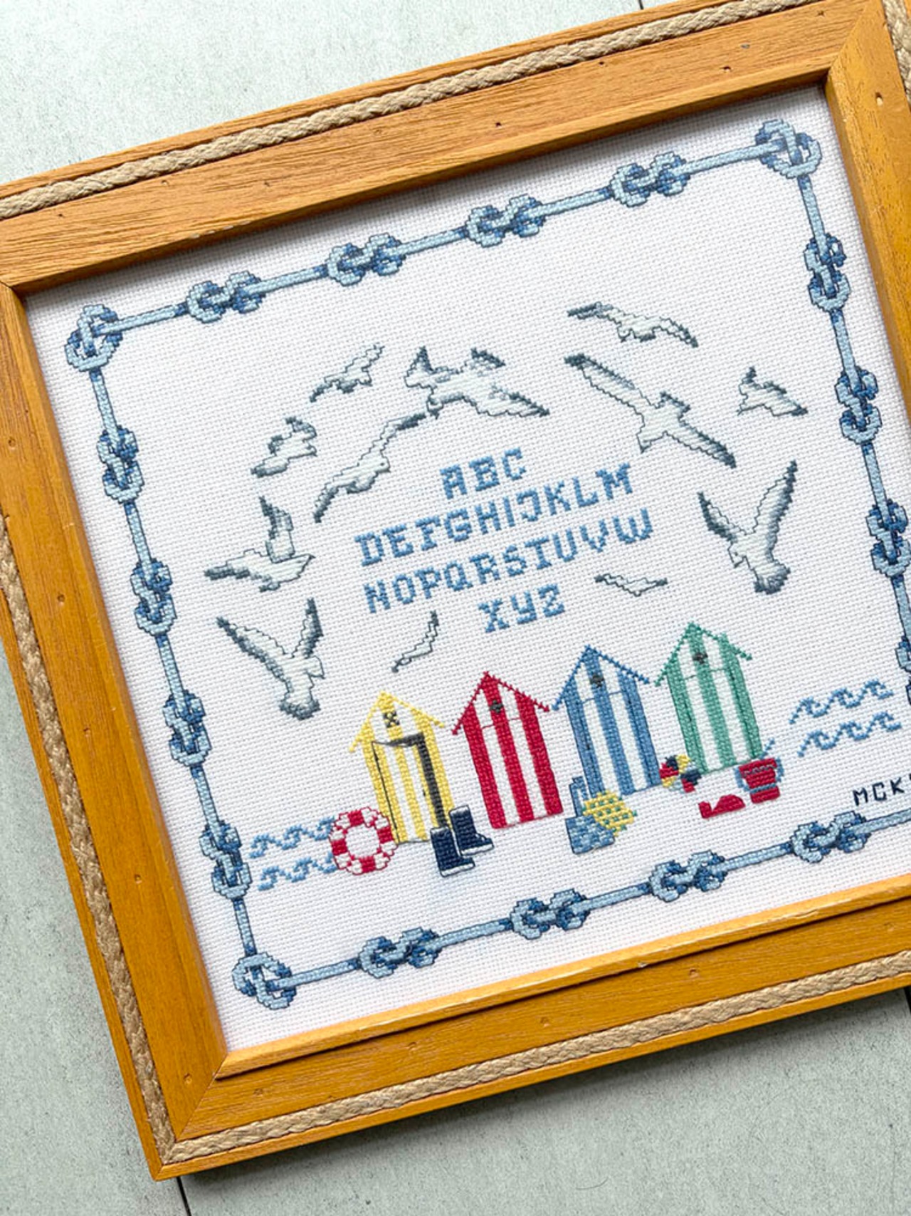 刺繍額もの　海の風景　カモメ　クロスステッチ刺繡　ABCサンプラー　木製フレーム　ロープ装飾　　12oter11　