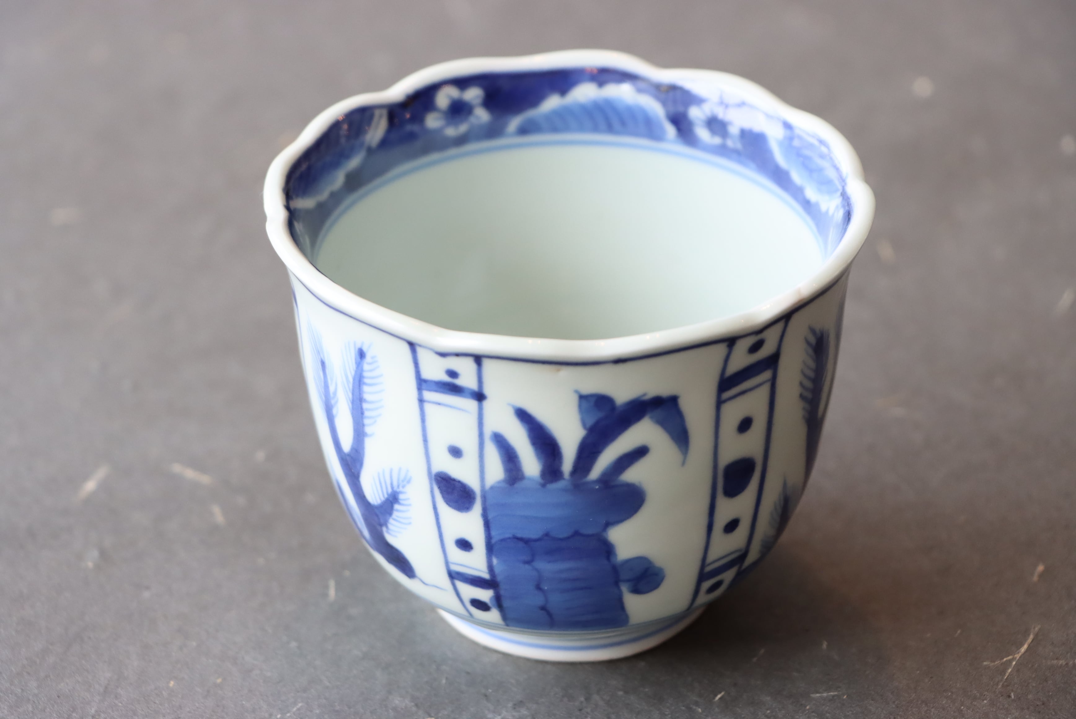 伊万里焼 染付 芙蓉手 鳥草文 湯呑 向付/Imari blue and white cup