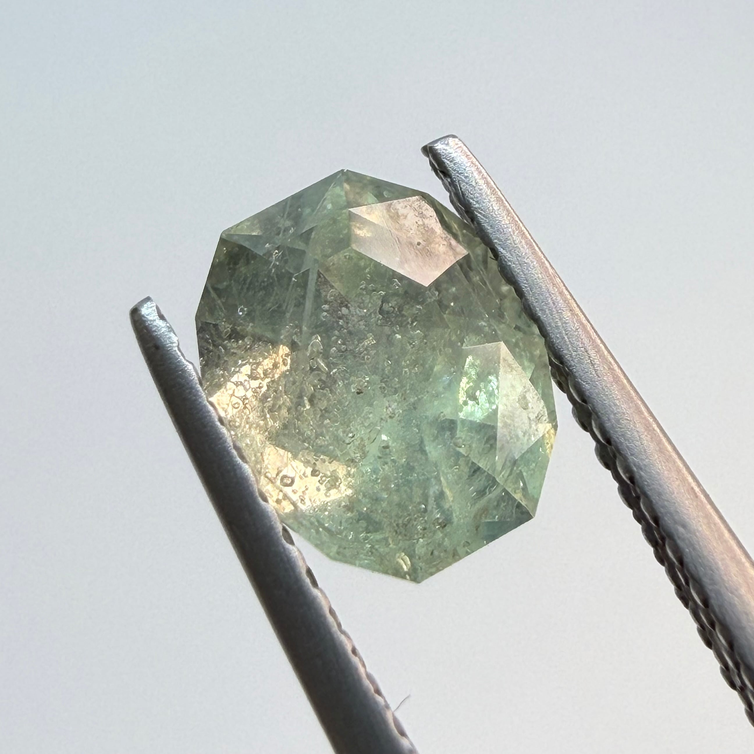 ラムネのようなレトロなサファイア