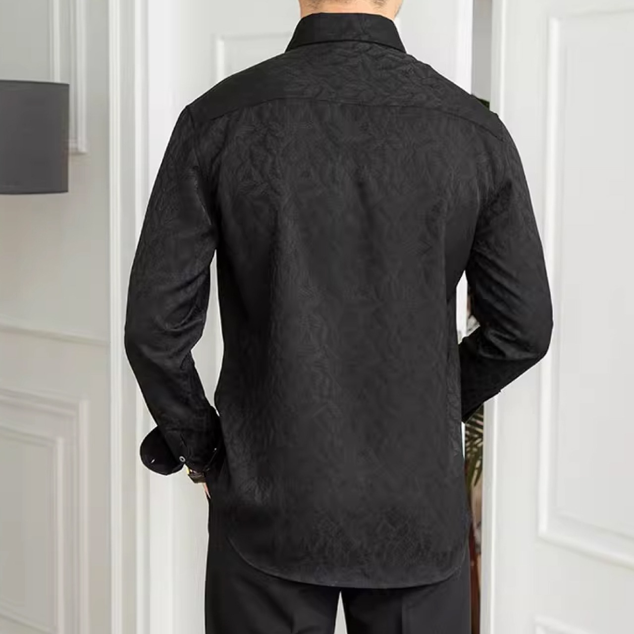 スリムシルエットで、春夏のカジュアルスタイルを格上げしてくれる長袖シャツ　SH015