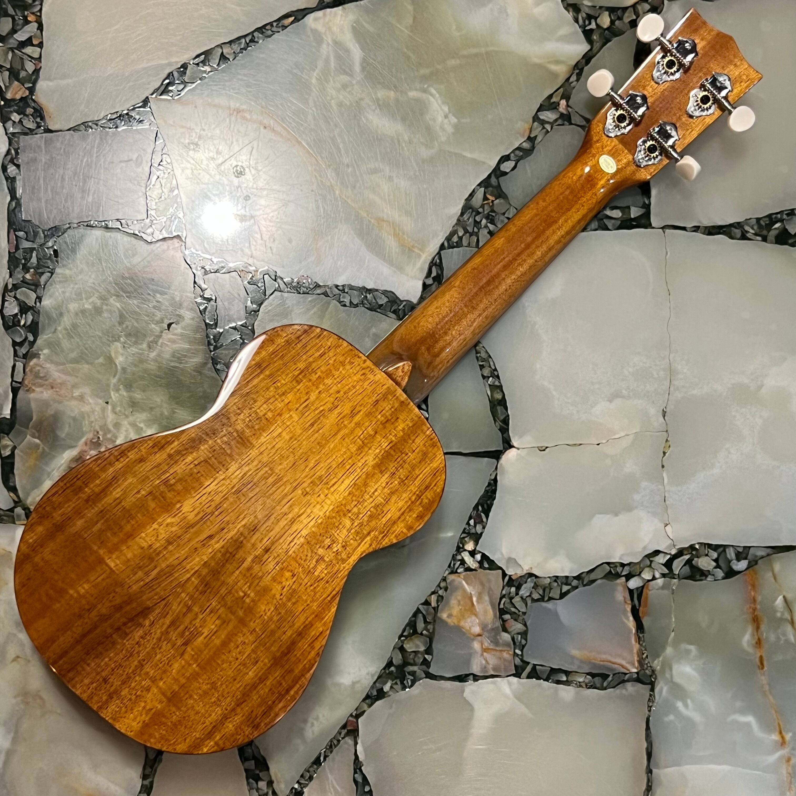 新品 調整済 ilikai ソプラノウクレレ IL-SOP-4KGG オールハワイアン 