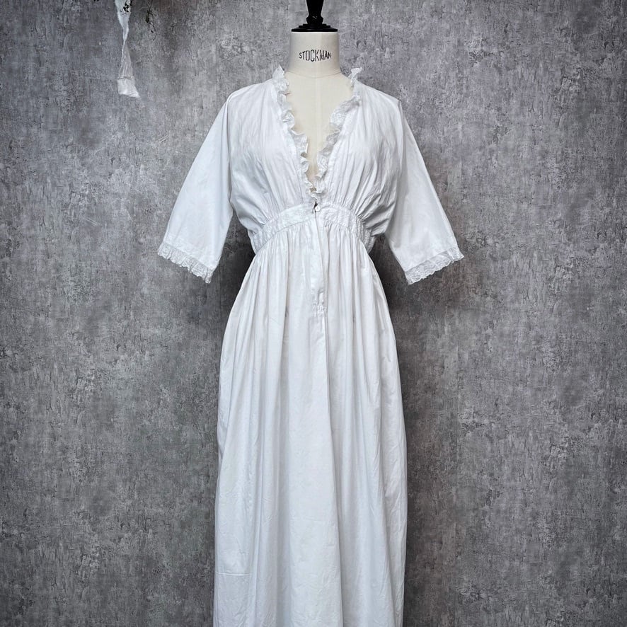 フランスアンティークのドレスの前身頃