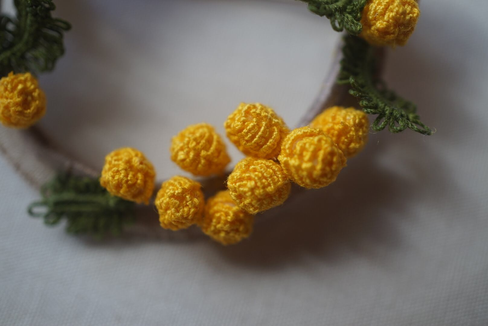 《限定》ミモザのリースブローチ