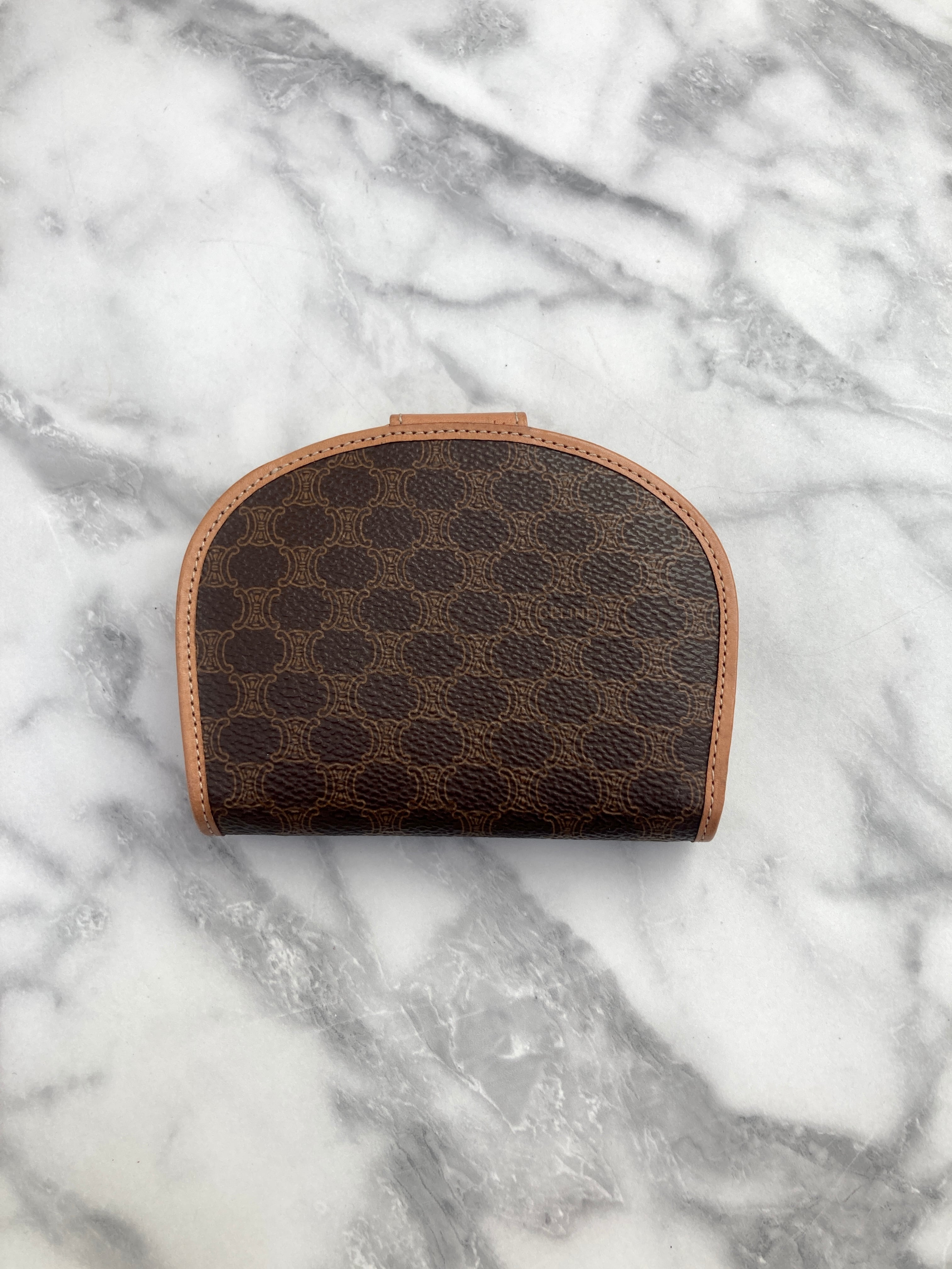 CELINE セリーヌ マカダム ブラゾン型押し レザー ラウンド 財布 CELINE セリーヌ マカダム ブラゾン型押し レザー ラウンド 財布