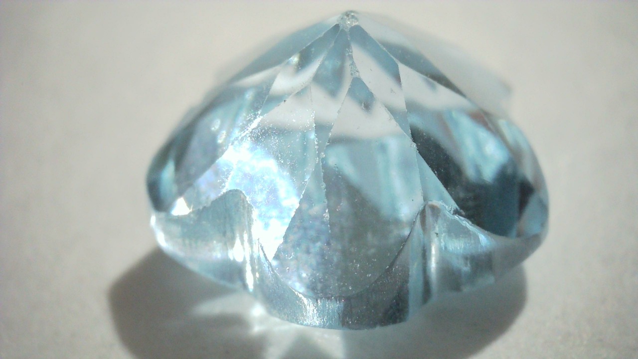 ブルートパーズ（フラワーカット）　2.13ct　[C13‐129]