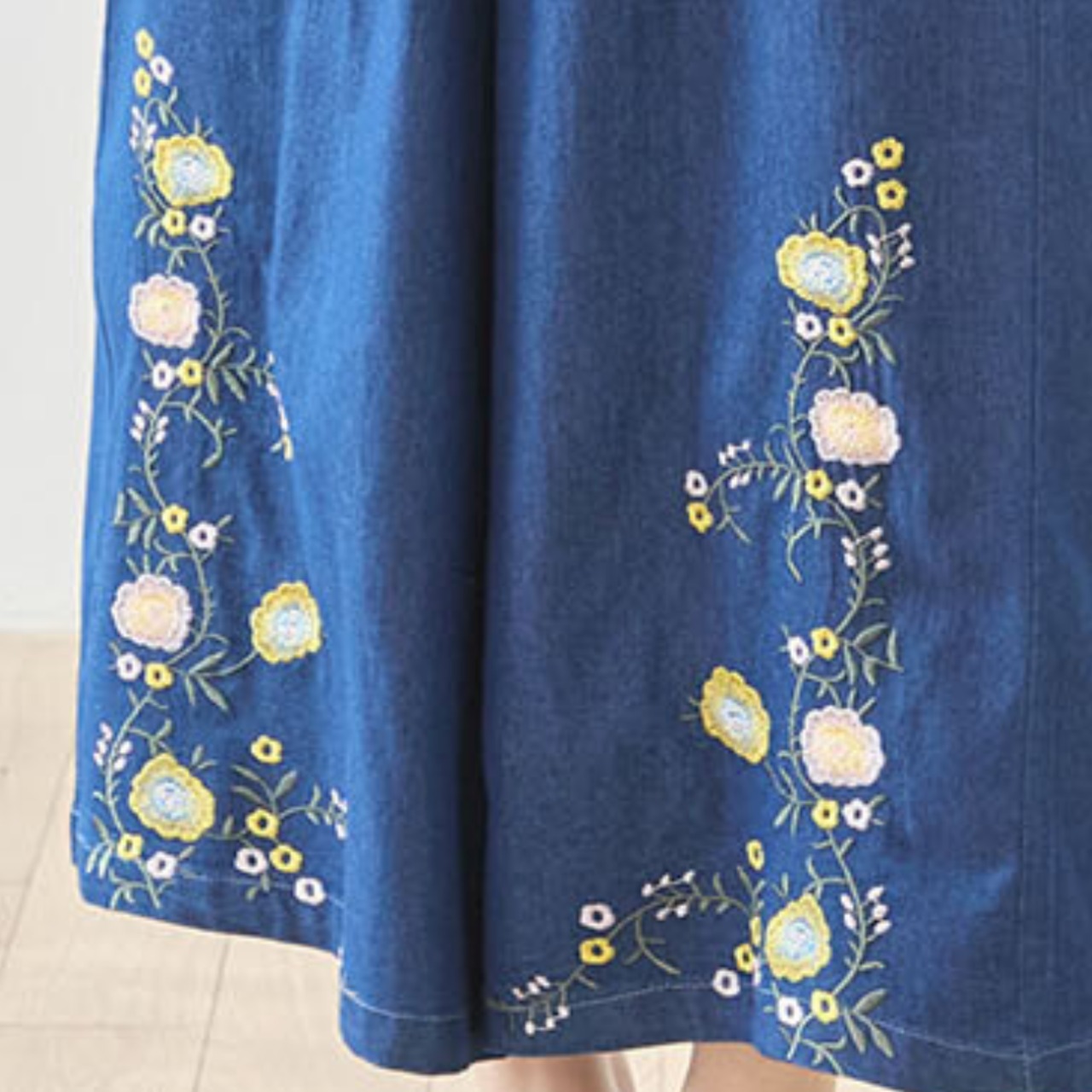 TRUBE フラワー刺繍デニムフレアパンツ【M~L】デニムブルー