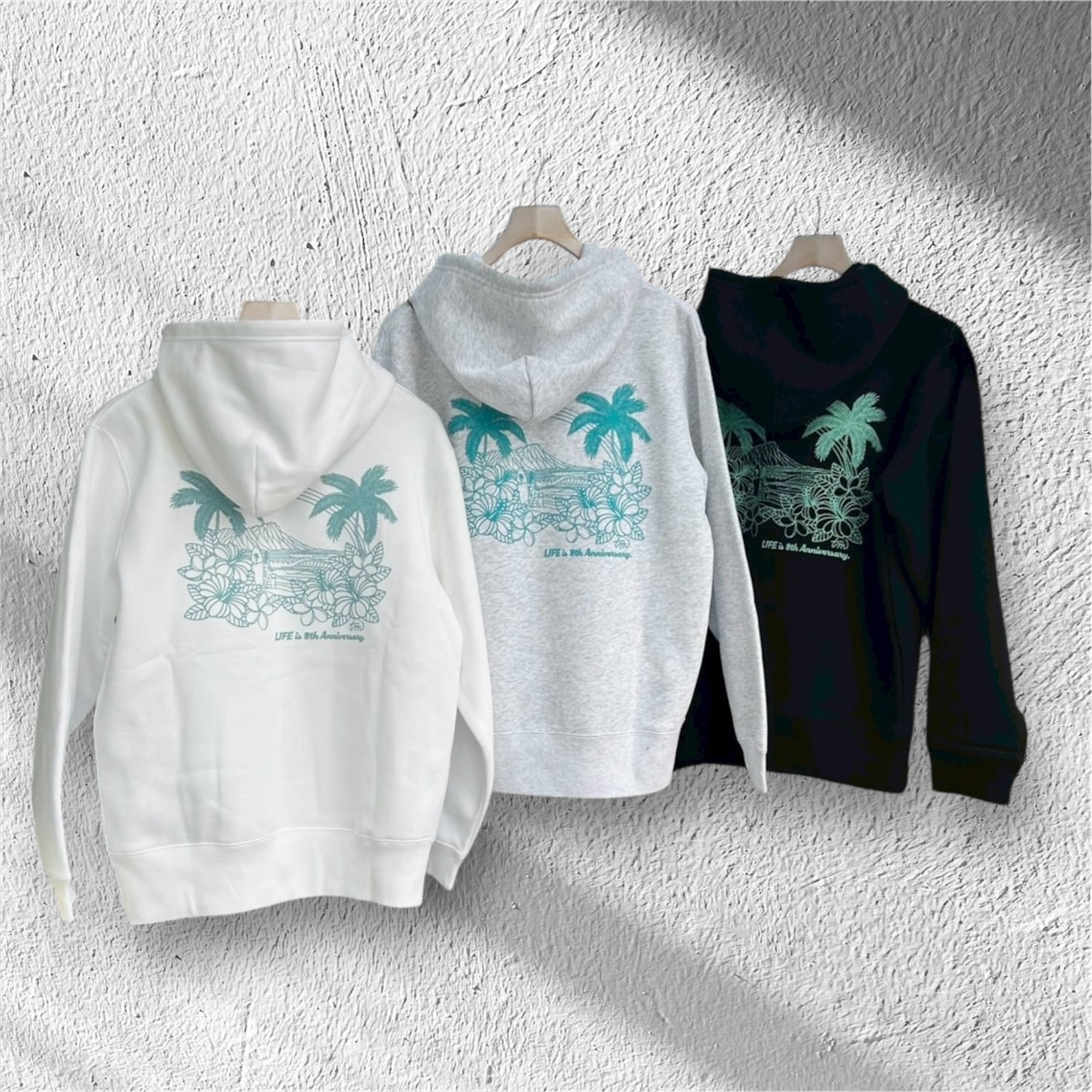 LIFE is × TAMOコラボ ワンカラー フーディー ￥9,000(￥9,900)