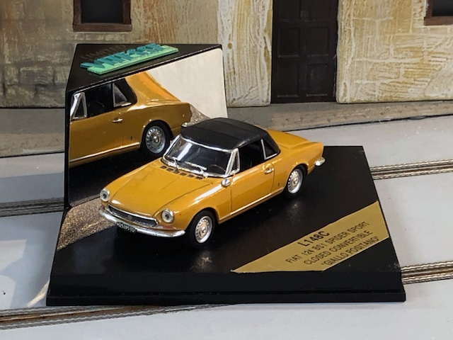 FIAT 124 BS1 SPIDER SPORT CLOSED CONVERTIBLE "GIALLO POSITANO" 1/43スケール ミニカー 【VITESSE】