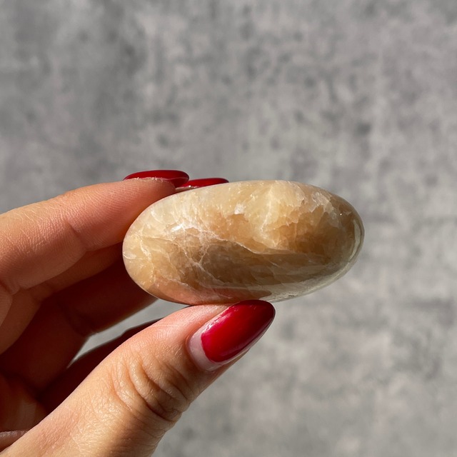インド産【スコレサイト×スティルバイト】パームストーン ① 握り石｜鉱物 天然石 パワーストーン
