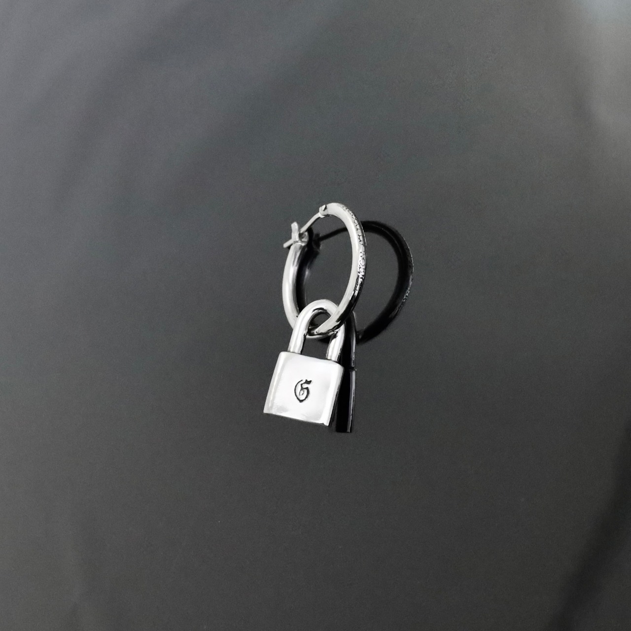 THIN HOOP raised by wolves [LARGE] with PADLOCK / レイズド・バイ・ウルヴス シンフープ・L ウィズ パドロック