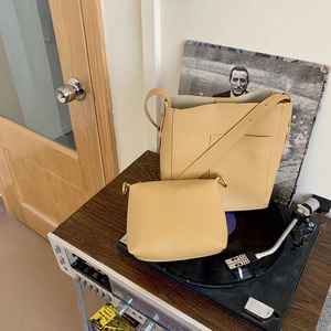 ポケット付きシンプルショルダーバッグ