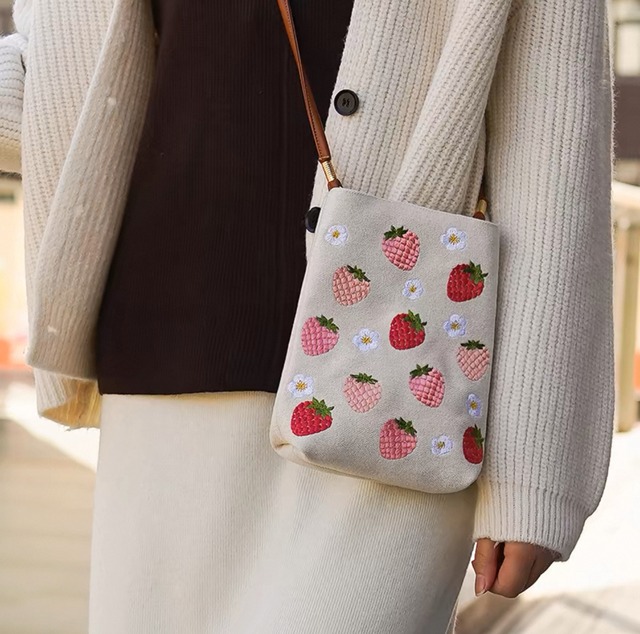 【取寄せ商品】いちご柄ショルダーバッグ