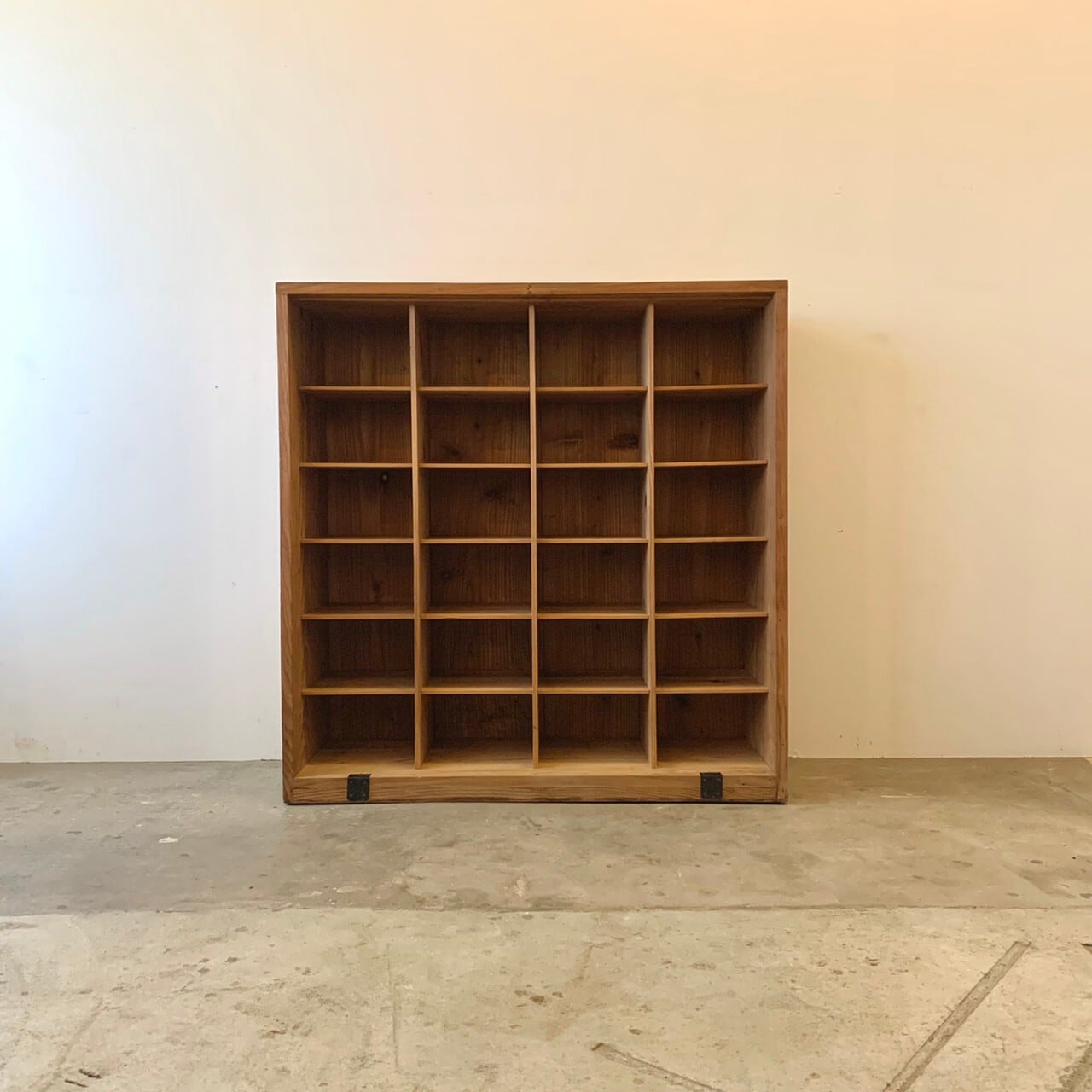 持ち手のついたマス目の棚　古家具　0455