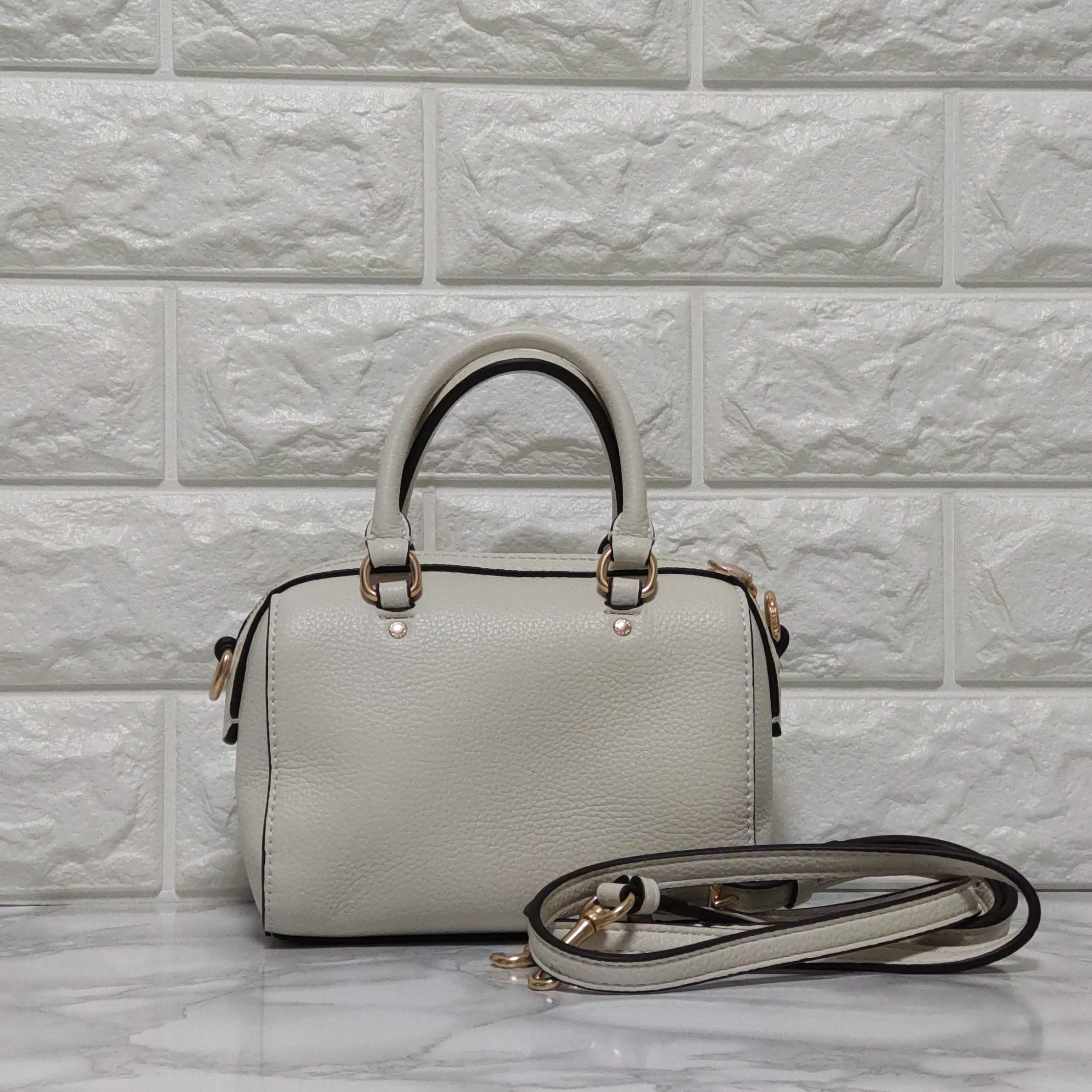 新品（Coach）ダンシング キトゥンのミニ ローワン クロスボディ 