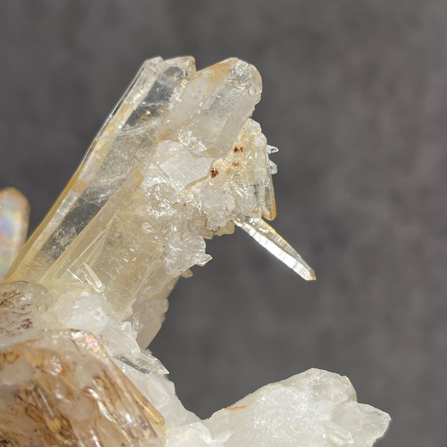 ネパール・ダーディン産 ゴールデンヒーラークォーツ クラスター｜ヒマラヤ水晶｜イリデッセンスあり