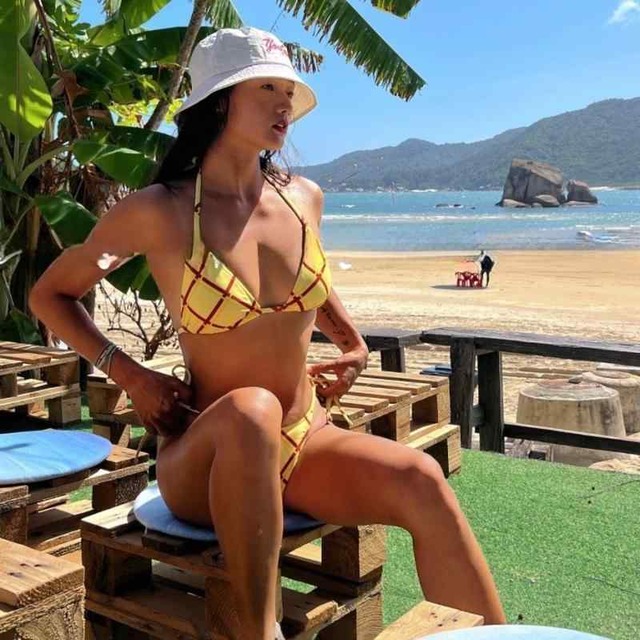 ビキニ 可愛い セクシー 韓国系 水着 チェック柄 黄色 イエロー パイナップル風 紐 三角ビキニ ホルターネック ブラジリアン レディース マイクロビキニ リボン ハイレグ 健康的 大胆 露出 スポーティー セパレート 海外 モデル ヘルシー きれいめ