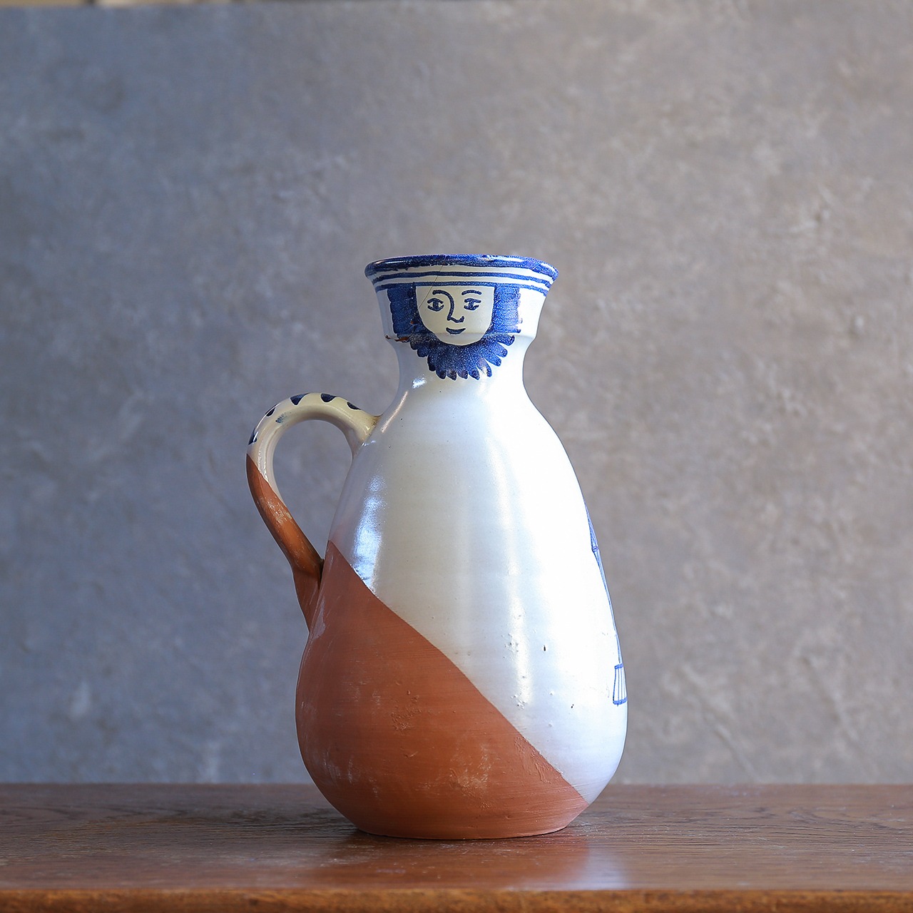 優しく微笑む、スペインのフラワーベース