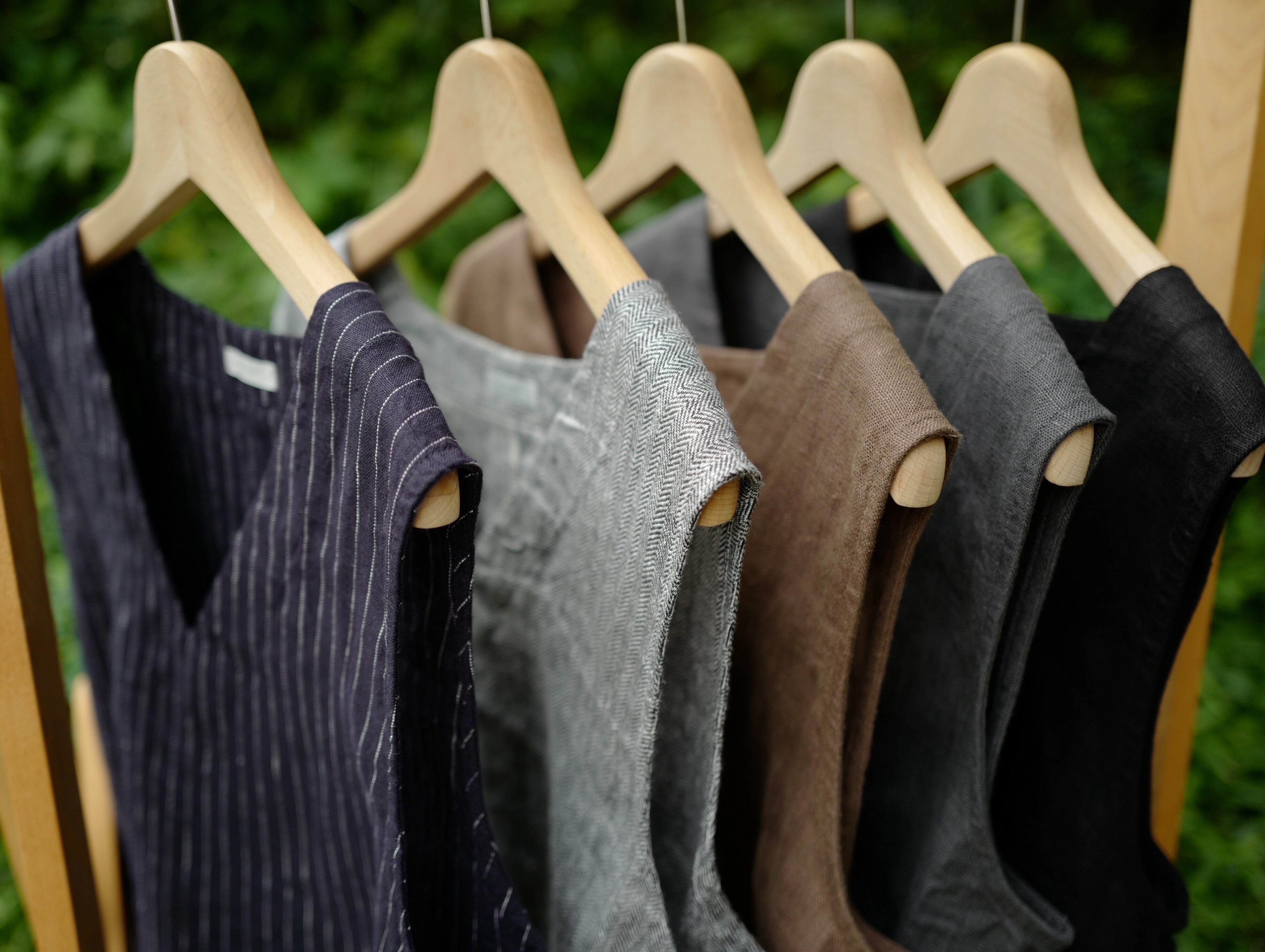 別注》fog linen work｜厚地リネンVネックベスト・ジレ（col.ベージュ