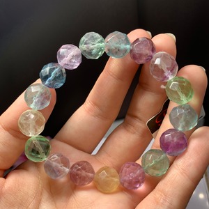 no7.透明感有✩64面体フローライトカットブレスレット