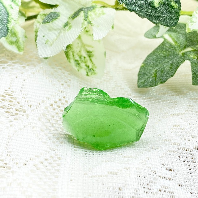 【レア色】インドネシア産アンダラクリスタル原石 ミルキーアップルグリーン