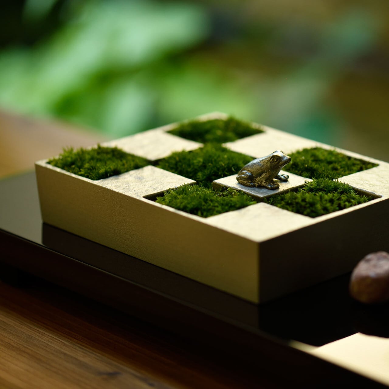 苔や生け花を楽しむ花器》市松庭園 花器 （ブラック／シルバー）｜銀雅