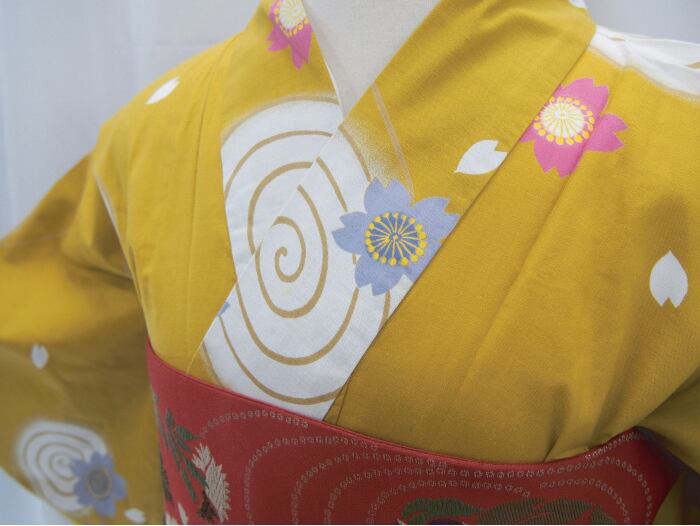 ァ*様 早い者勝ち美品＊浴衣 5点セット ベージュ 黄色 浴衣】芥子色に渦巻と桜柄の浴衣 | ひふみ屋