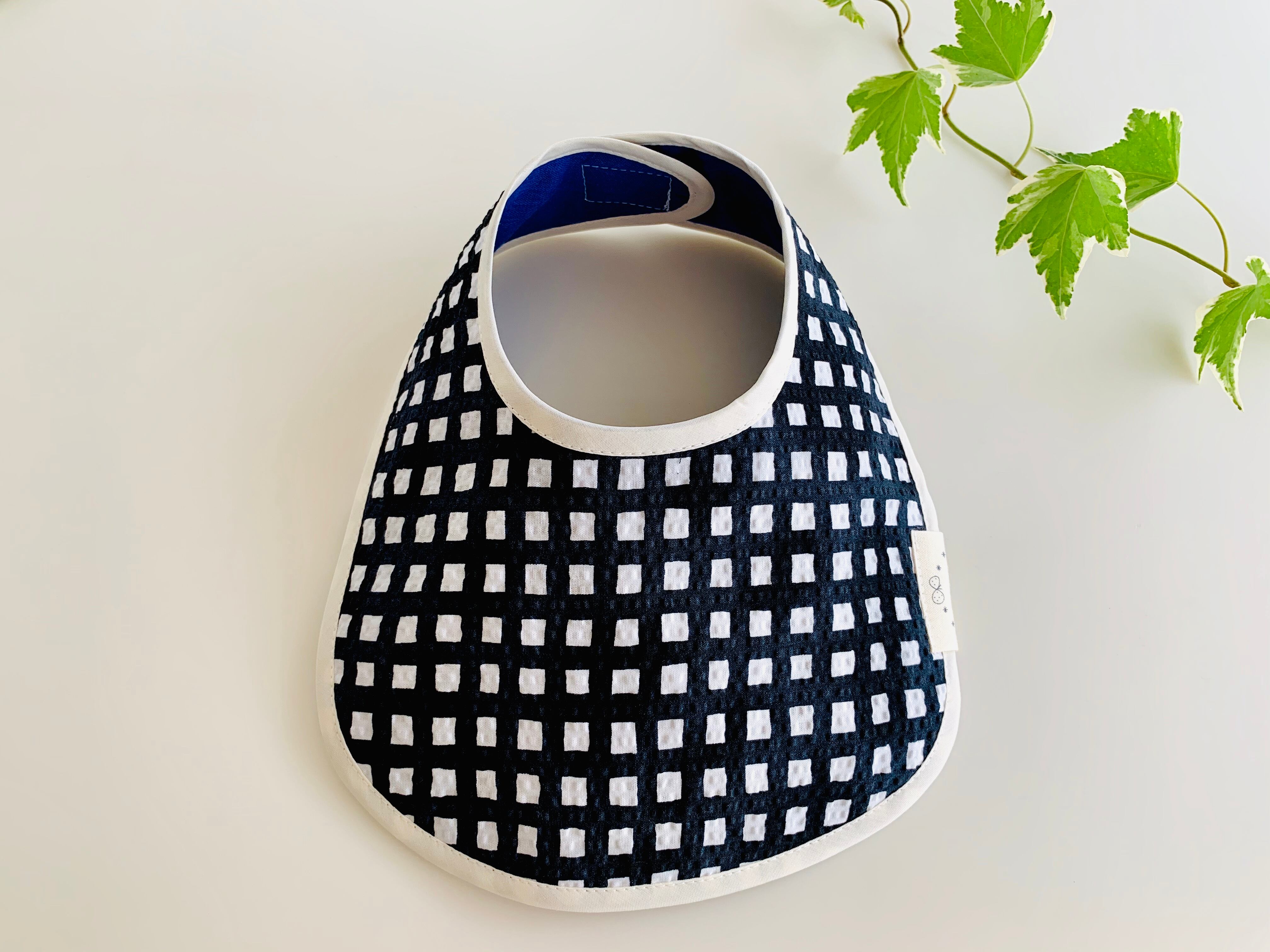 リバーシブルベビースタイ・黒のギンガムチェック柄 | baby ba-ba