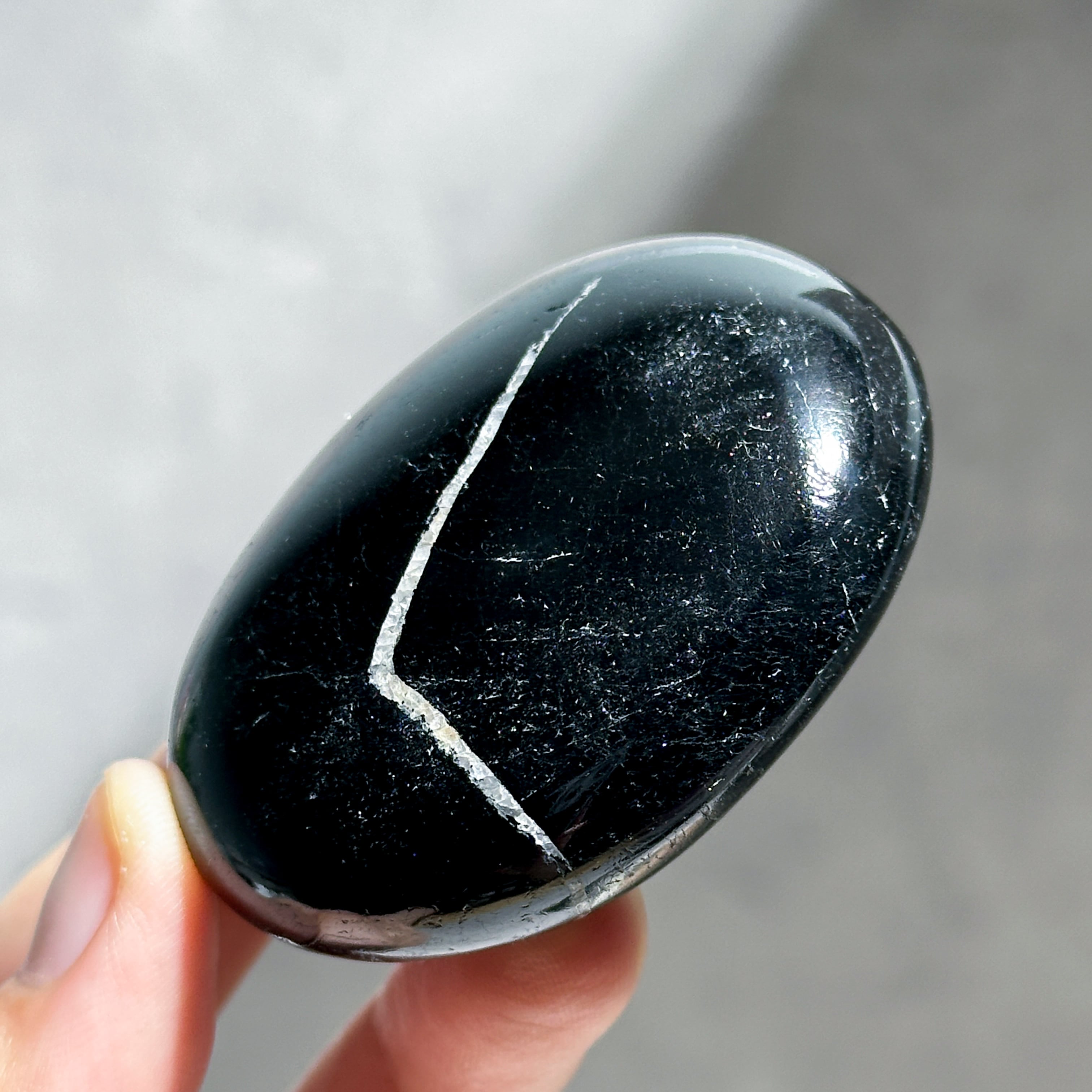 てぃー1821 妖しげな光ブラックサンストーンに1つ上のブラックトルマリン ブラックトルマリン パームストーン47◇ Black Tourmaline ◇天然石