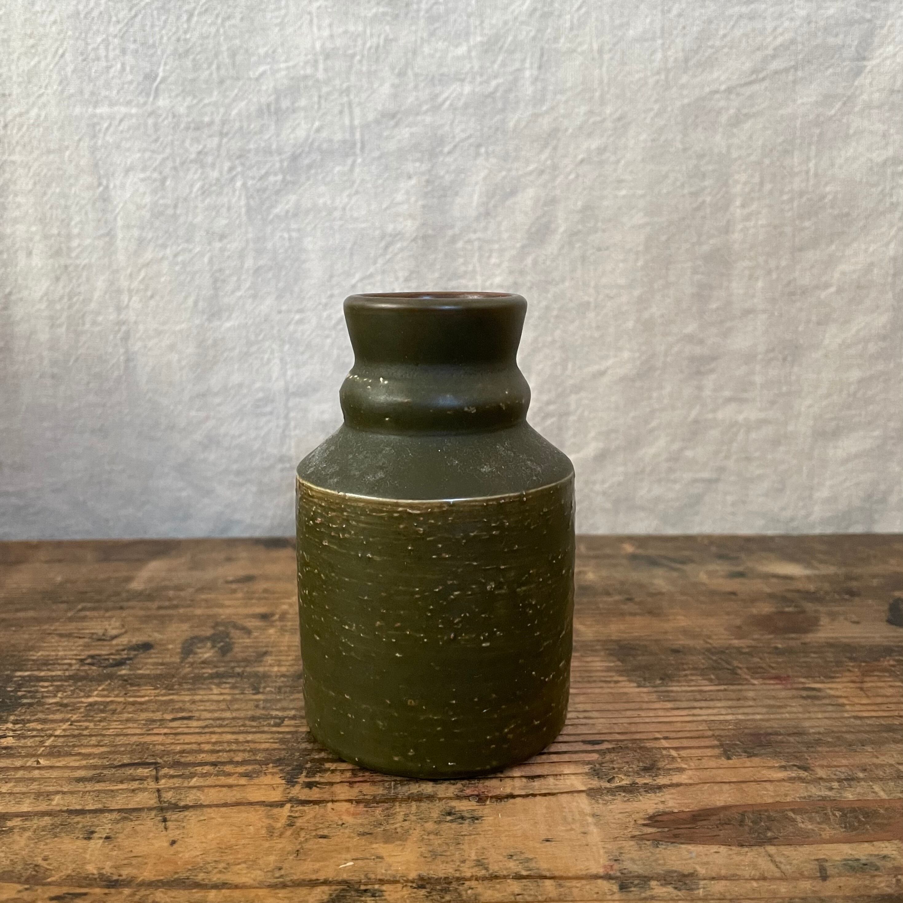 濃いカーキ色の一輪挿し