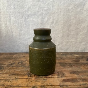 濃いカーキ色の一輪挿し