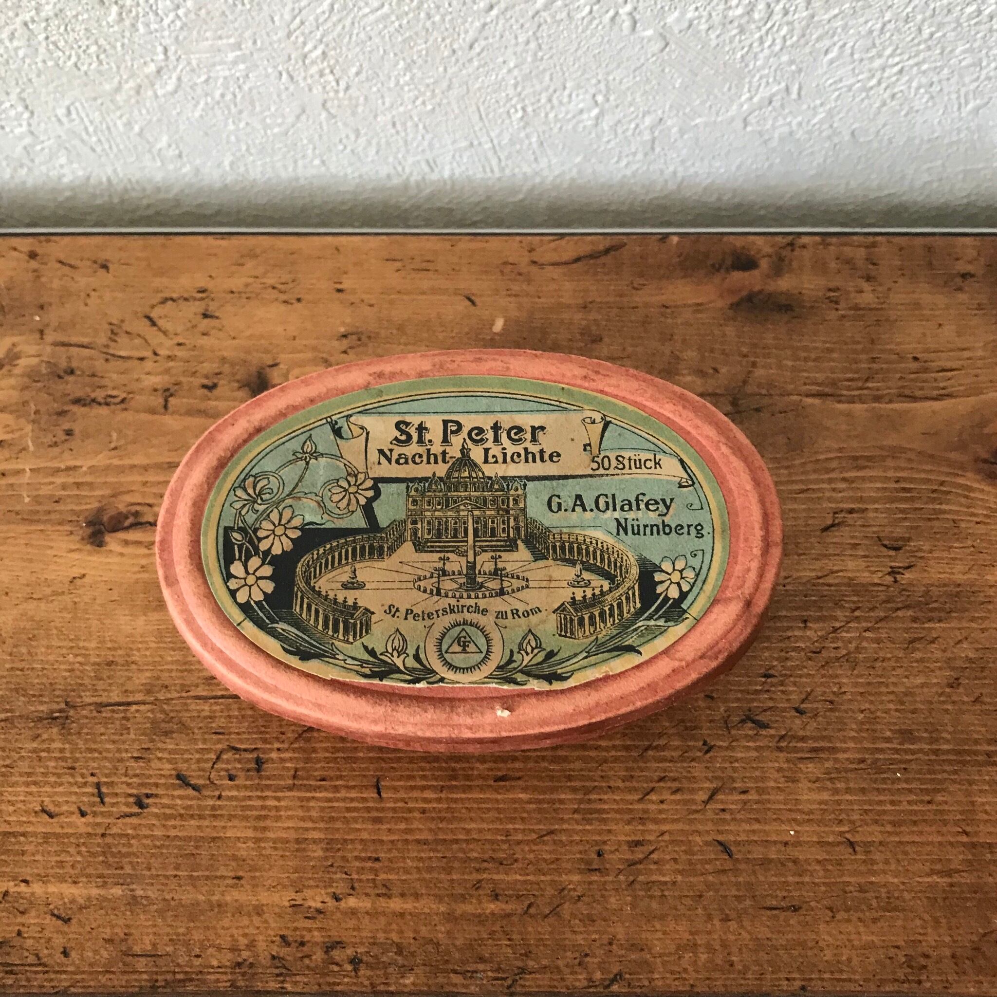 赤いオーバルの紙箱