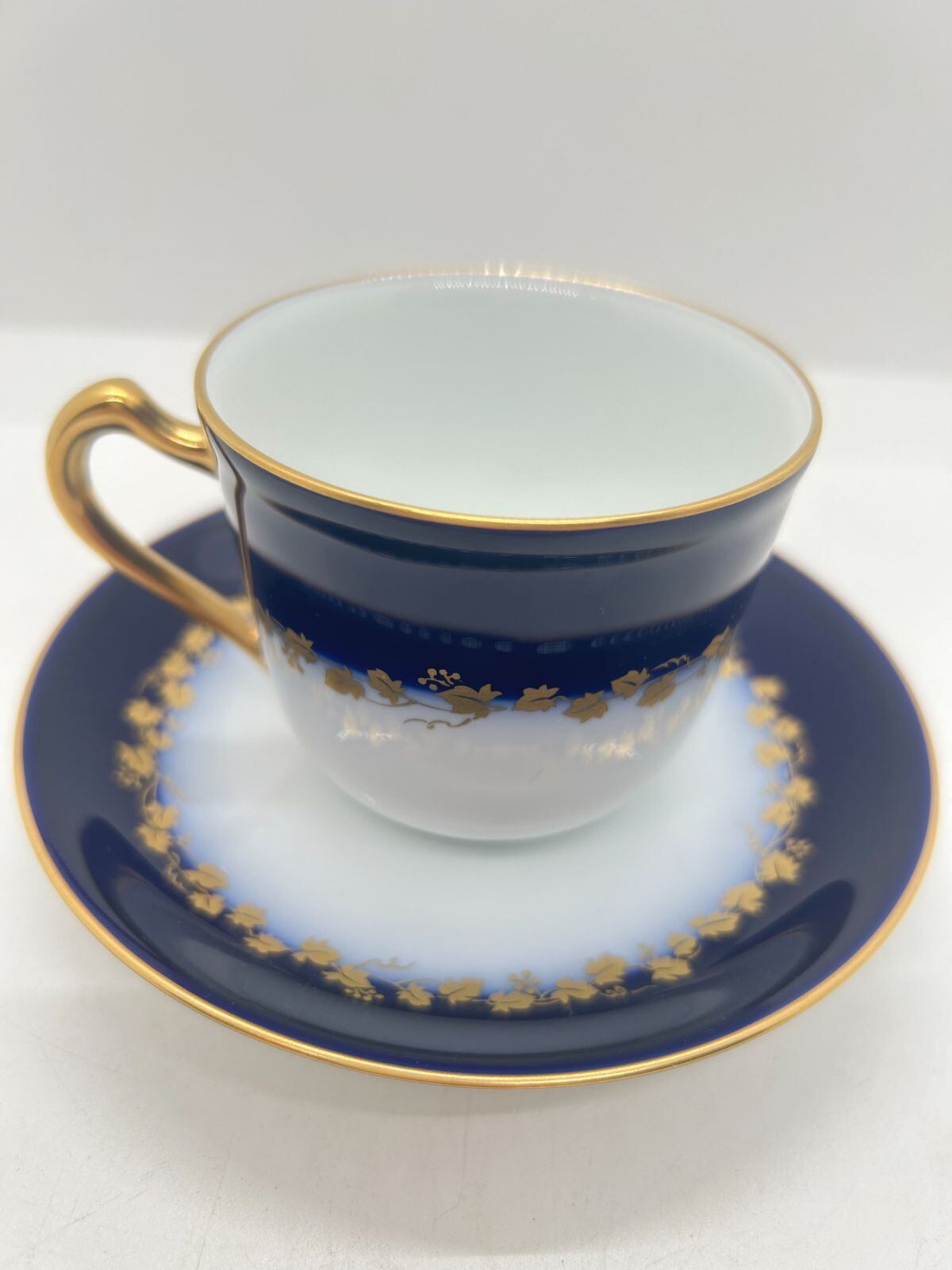 美しい古美術◾️蔵から深みのある緑色の釉薬が流れる上品で美しい平茶碗が出て来ました 美しい古美術蔵から深みのある緑色の釉薬が流れる上品で美しい