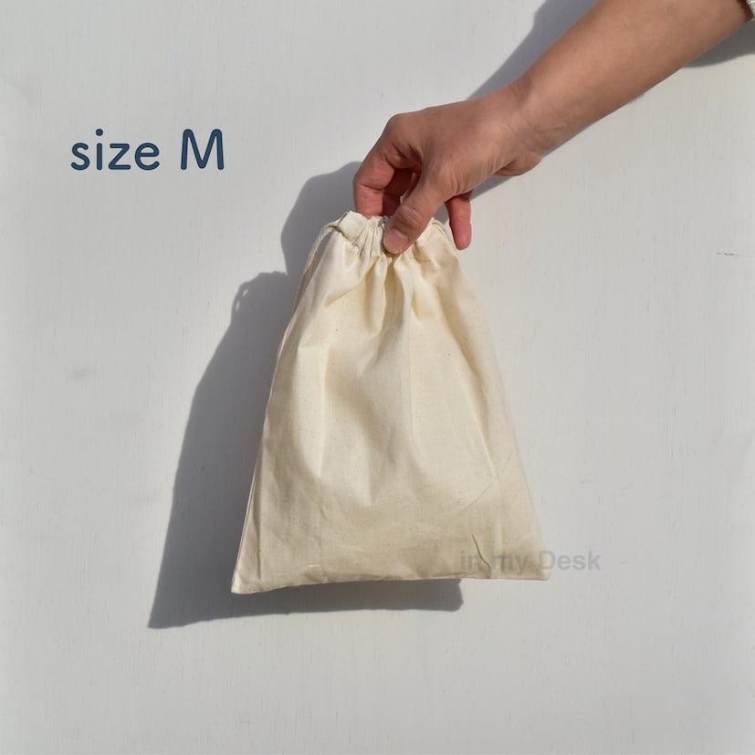 【 size M, Natural Cotton Drawstring Bag 】ナチュラル コットン の シンプルな 巾着袋 【 M サイズ 】  きんちゃく 巾着 綿 エコバッグ 無地 生成り コップ入れ