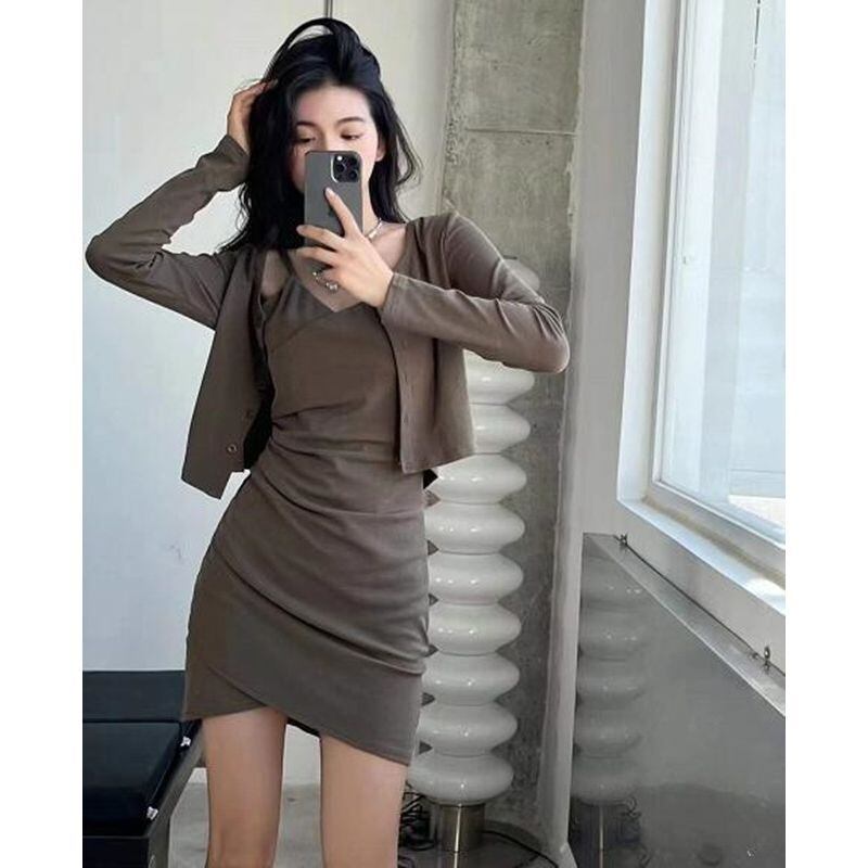 【新作】【送料無料】 2023 春の新香港スタイルショートジャケットサスペンダースリットヒップカバー底ドレスツーピーススーツ女性のための 0229476010646