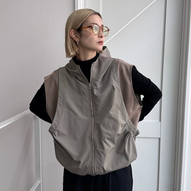 【受注予約：3月上旬入荷予定】異素材ドッキングフーディーvest/グレージュ