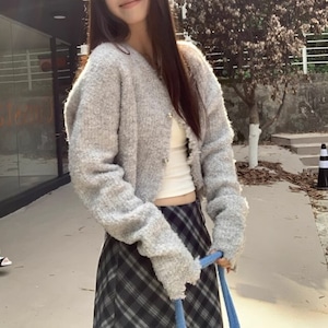 カーディガン レディース ニット セーター 長袖 デザイン かわいい ガーリー ふわふわ ショート丈 ラウンドネック フリンジ 無地　 ybh2223
