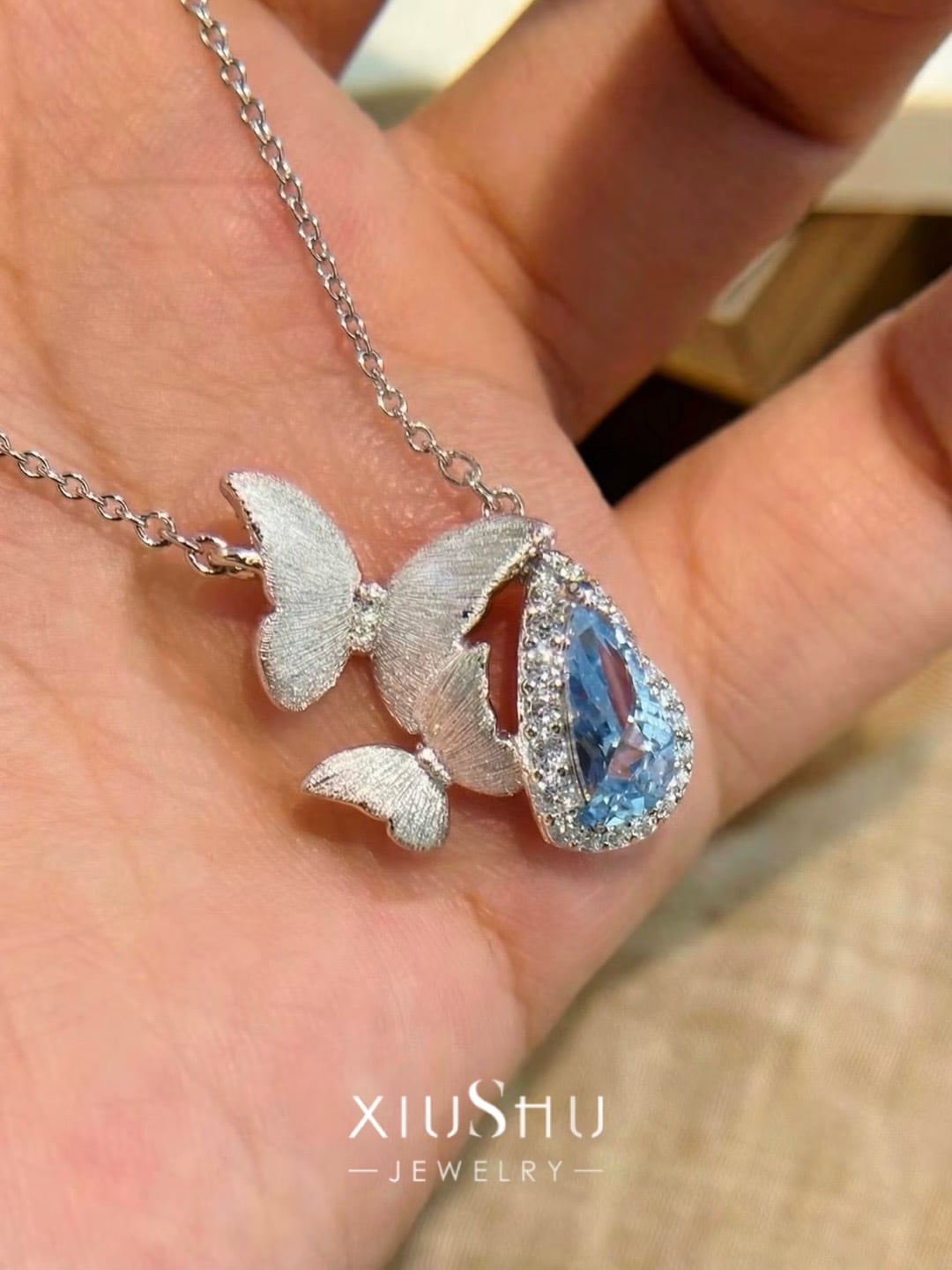 蝶が飛ぶ」人工アクアマリン 高炭素ダイヤモンド ホワイト キラキラ