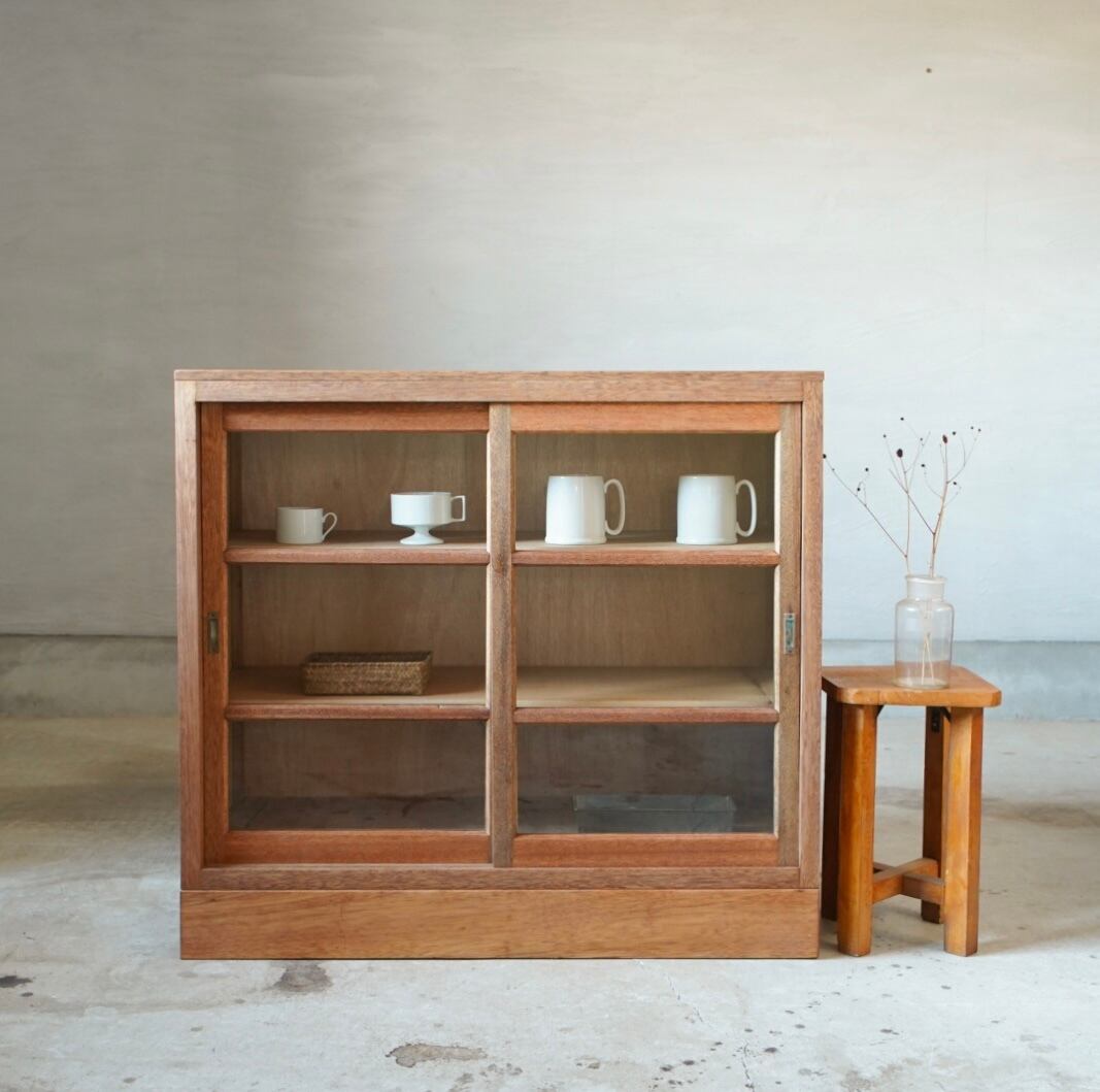 格子ガラス戸のキャビネット