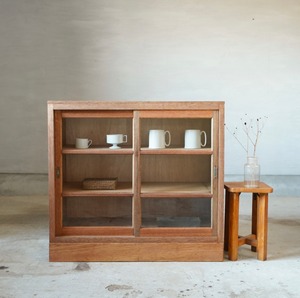 格子ガラス戸のキャビネット