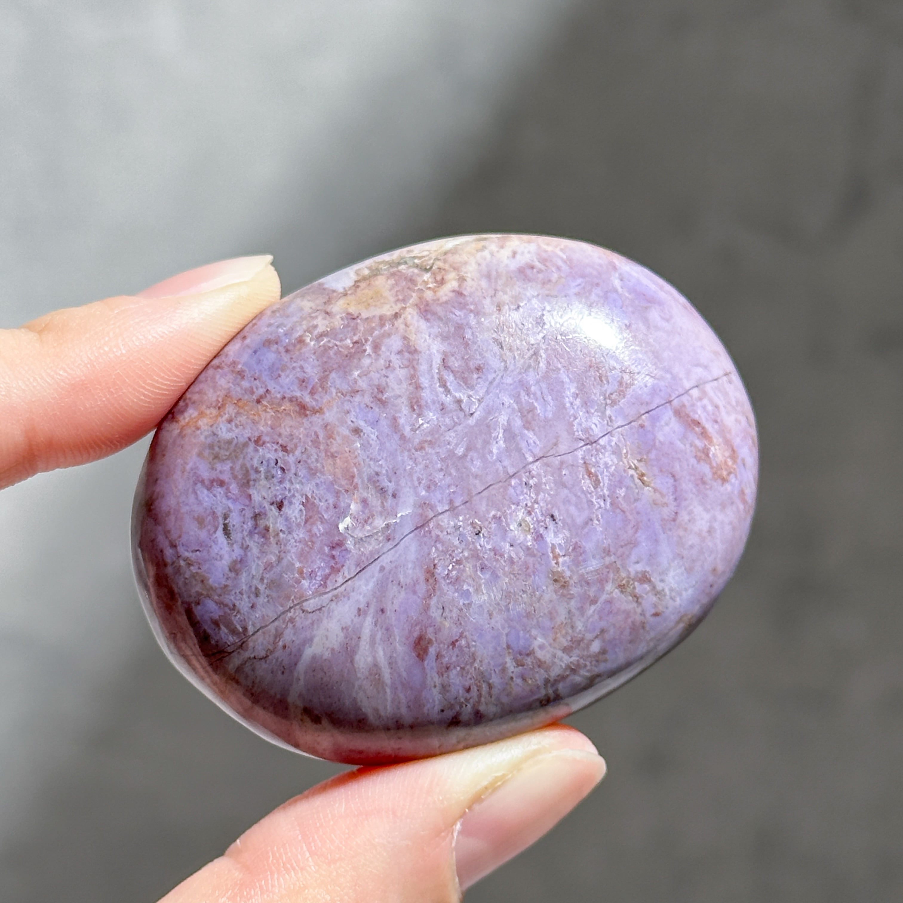 【専用!!】色鮮やかな石 色彩石？ 原石 赤紫色 緑 天然石 パワーストーン パープルジェイド パームストーン42◇Purpe Jade palm stone ◇天然石