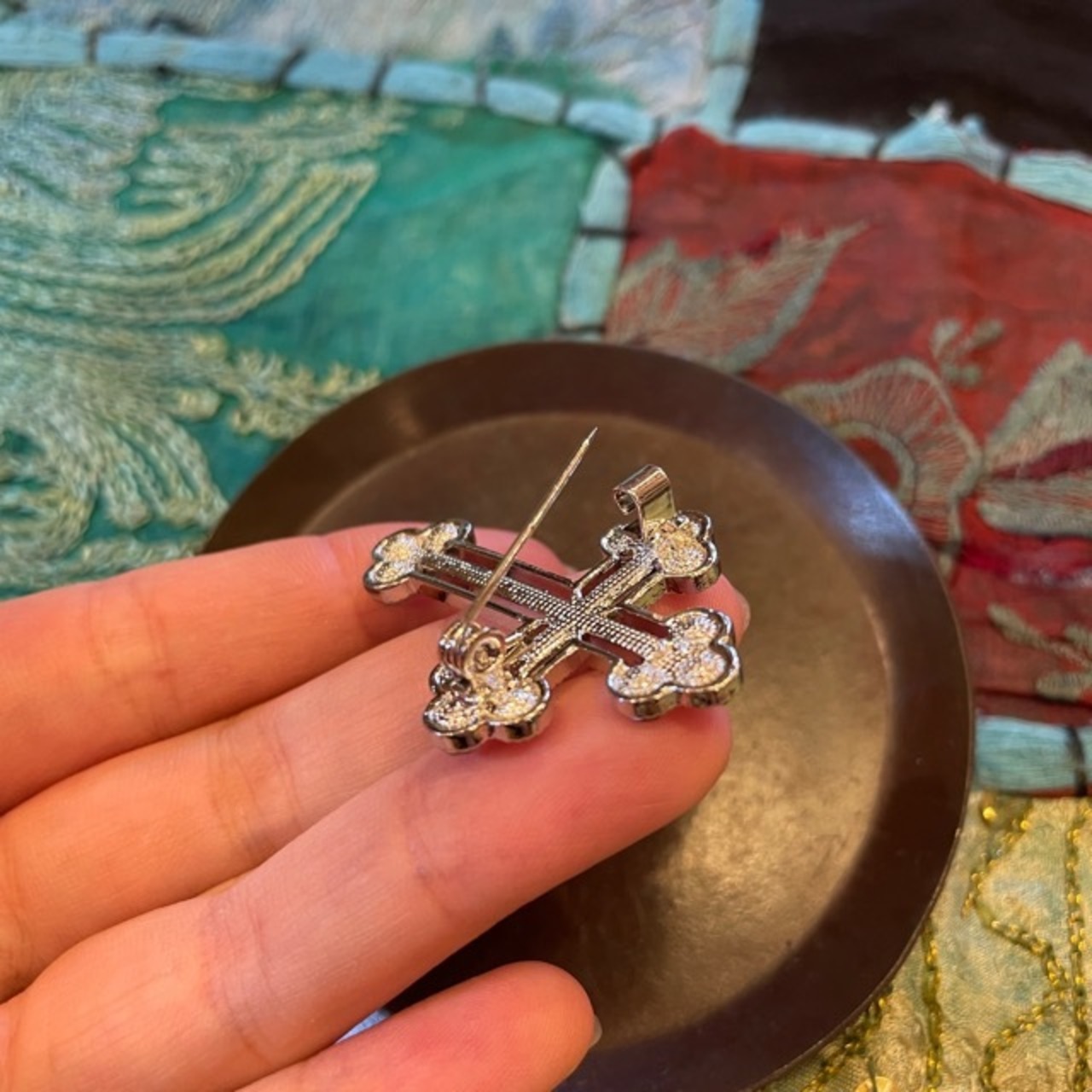 TOPANGA Jewelry Bijou art brooch Silver Cross / ビジューアートブローチ シルバークロス プレゼント プチギフト ジャケット 帽子 バッグ ニット キラキラ アクセサリー かわいい ファッション小物