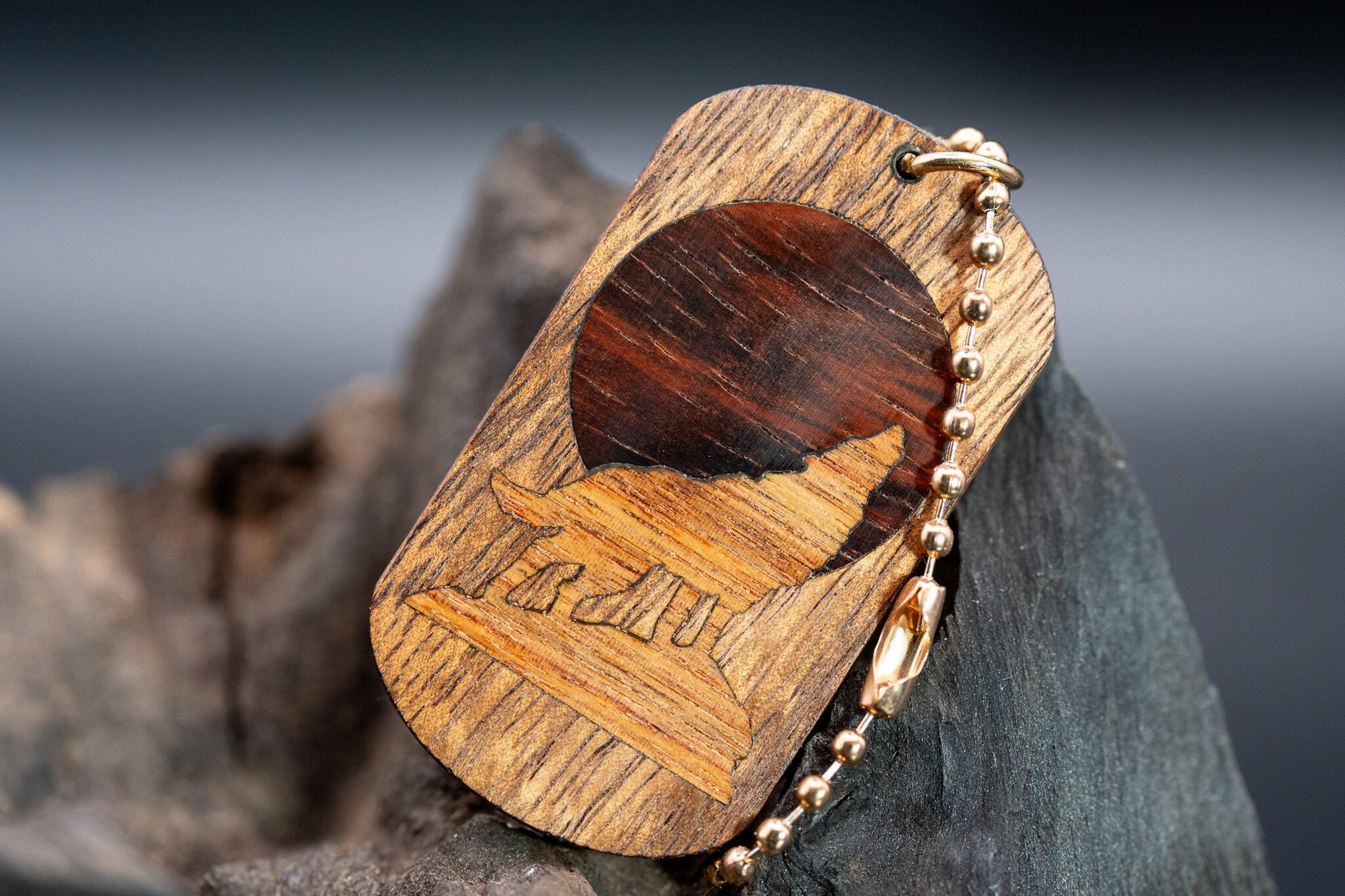 【王族の愛した銘木】 ハワイアンコア ドッグタグ 象嵌 月と狼