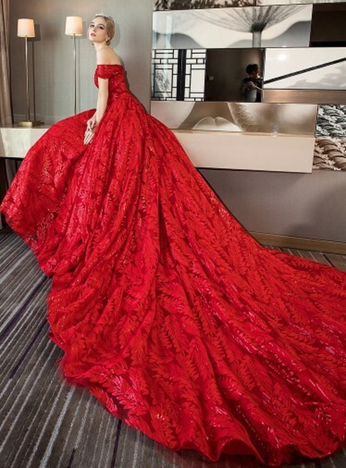 豪華！ ウエディングドレス 赤 オフショルダー ロングトレーン 人気  