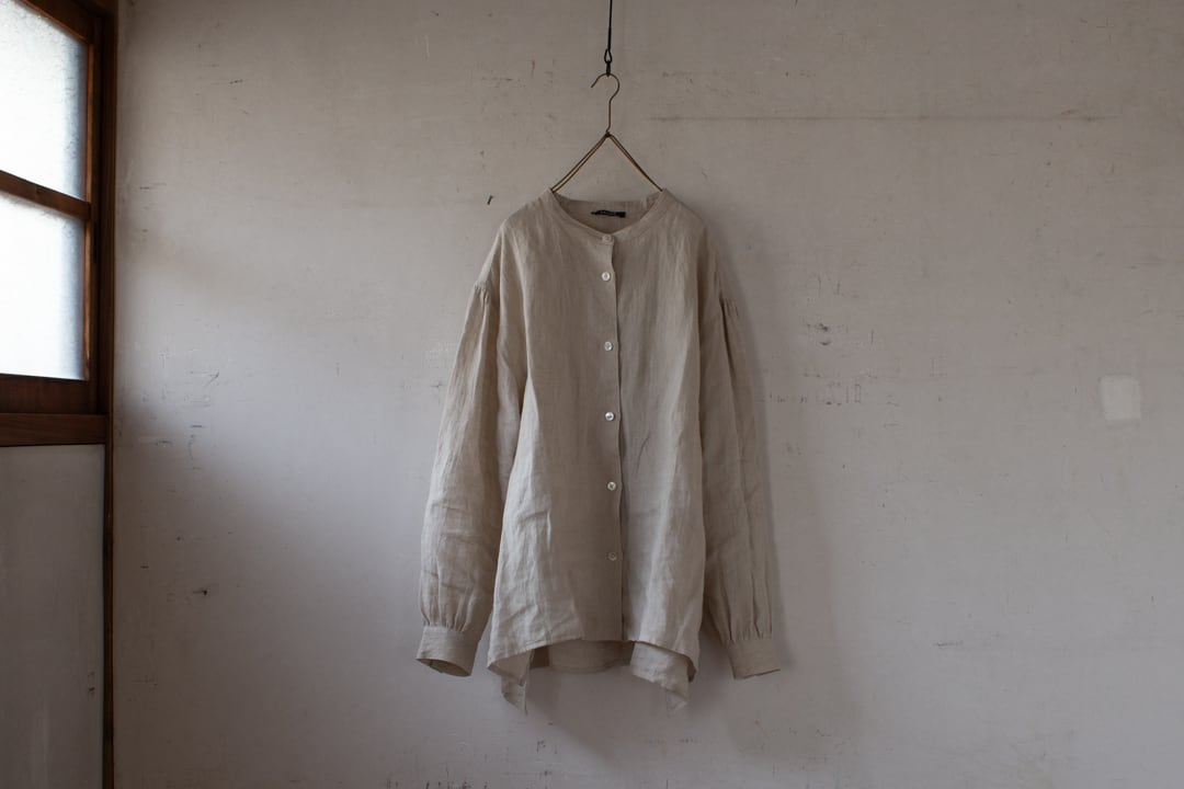 【限定販売】 SALUÉ バンドカラーギャザーシャツ/ライトウェイトリネン<ベージュ>